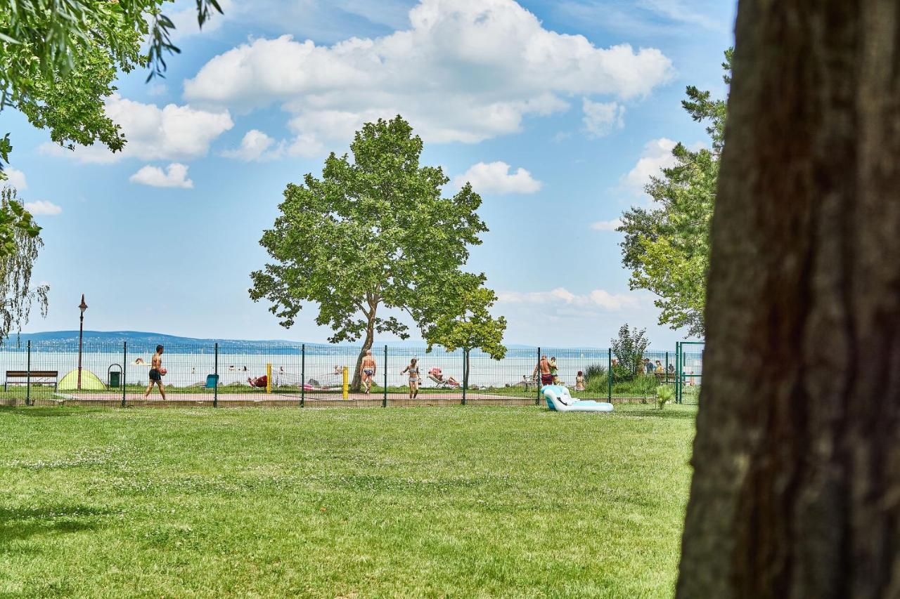 Catamaran Apartments - Hostaid Siófok Buitenkant foto