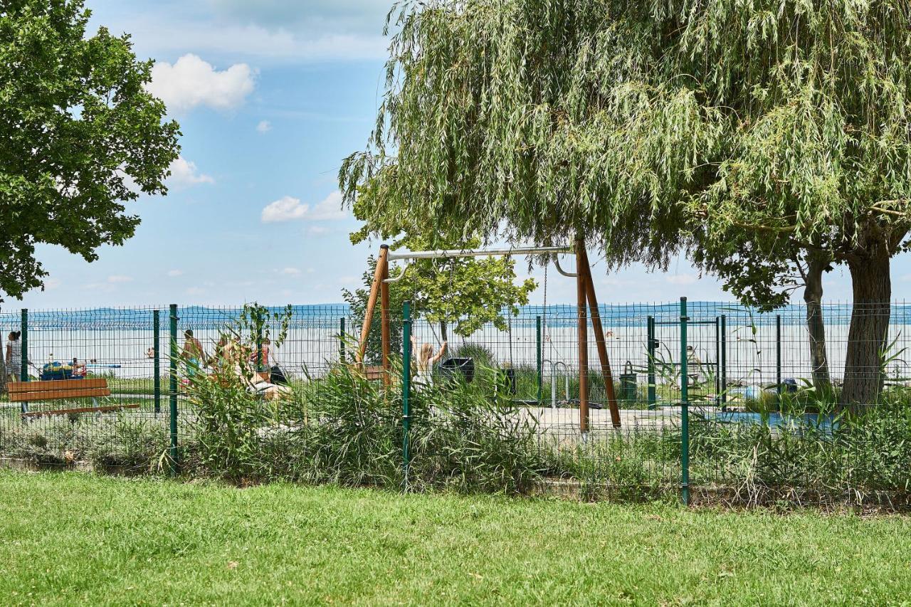 Catamaran Apartments - Hostaid Siófok Buitenkant foto